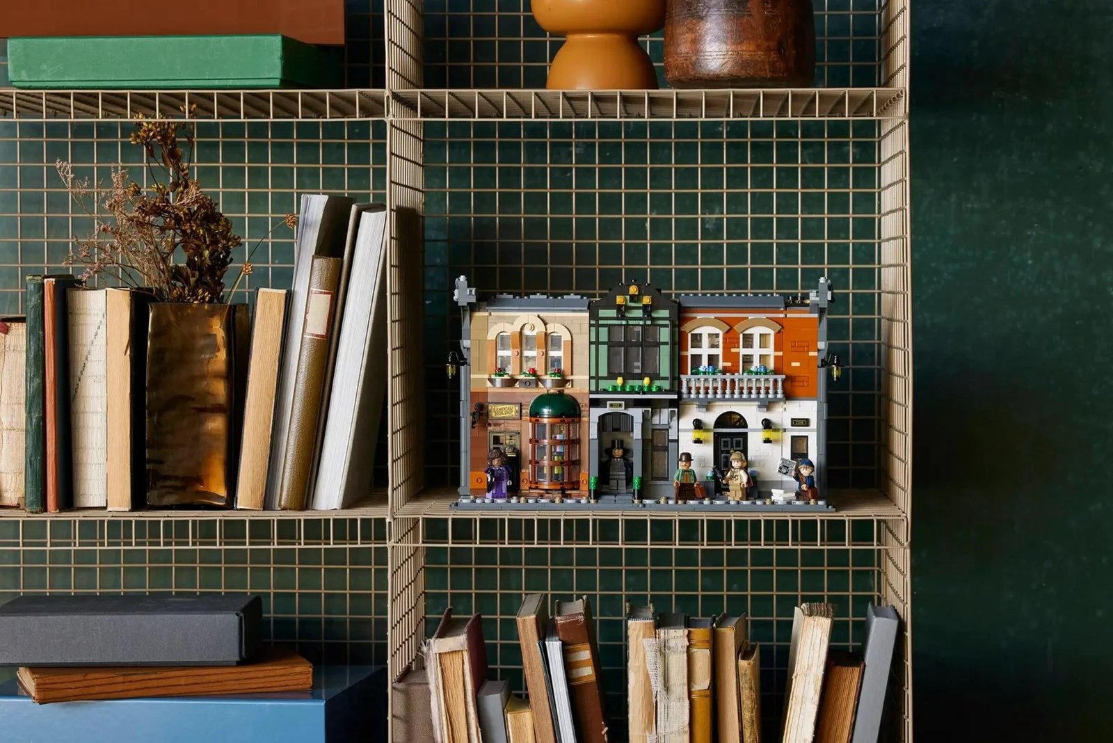 Set LEGO Sherlock Holmes Book nook, ICONS 10351, 5 minifigura