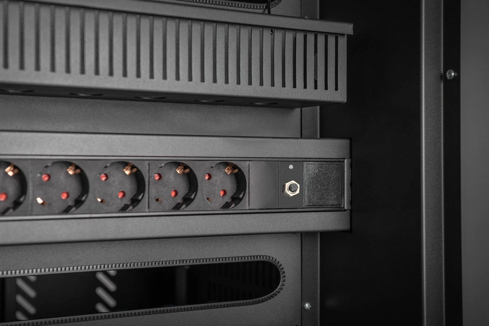 Kasë karikimi Digitus për 30 laptopë/tabletë deri 15.6 inç, USB-A, me rrota, e zezë