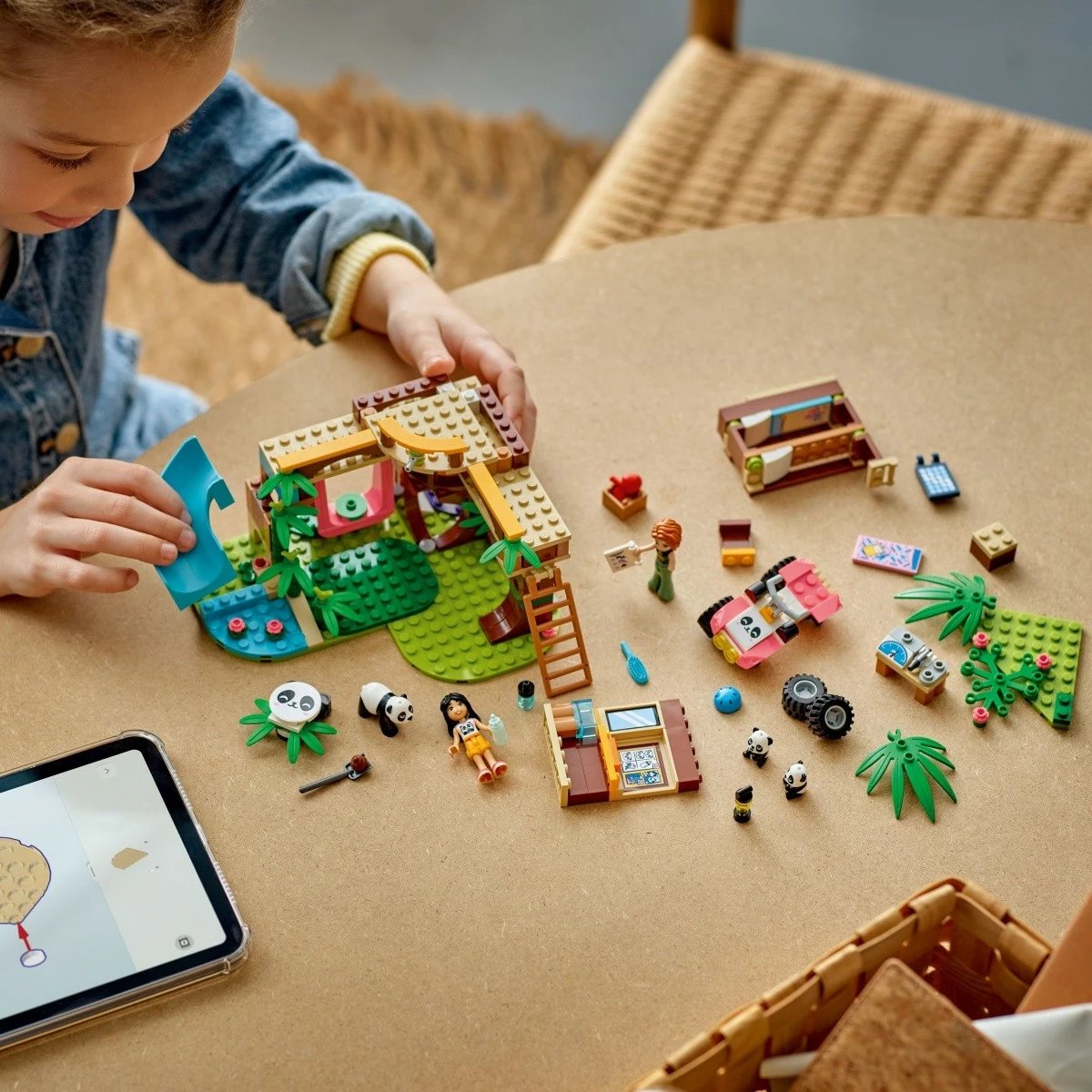 Set LEGO Friends Panda Care in the Reserve 42648, 243 pjesë, për fëmijë, shumëngjyrësh