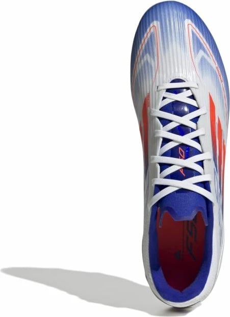 Atlete futbolli adidas, të bardha e blu