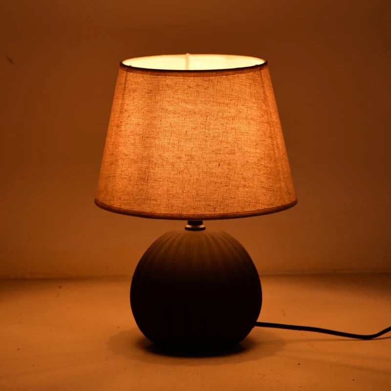 Llambë tavoline Melanie, qeramike e zezë, abazhur bezhë, D22x30cm