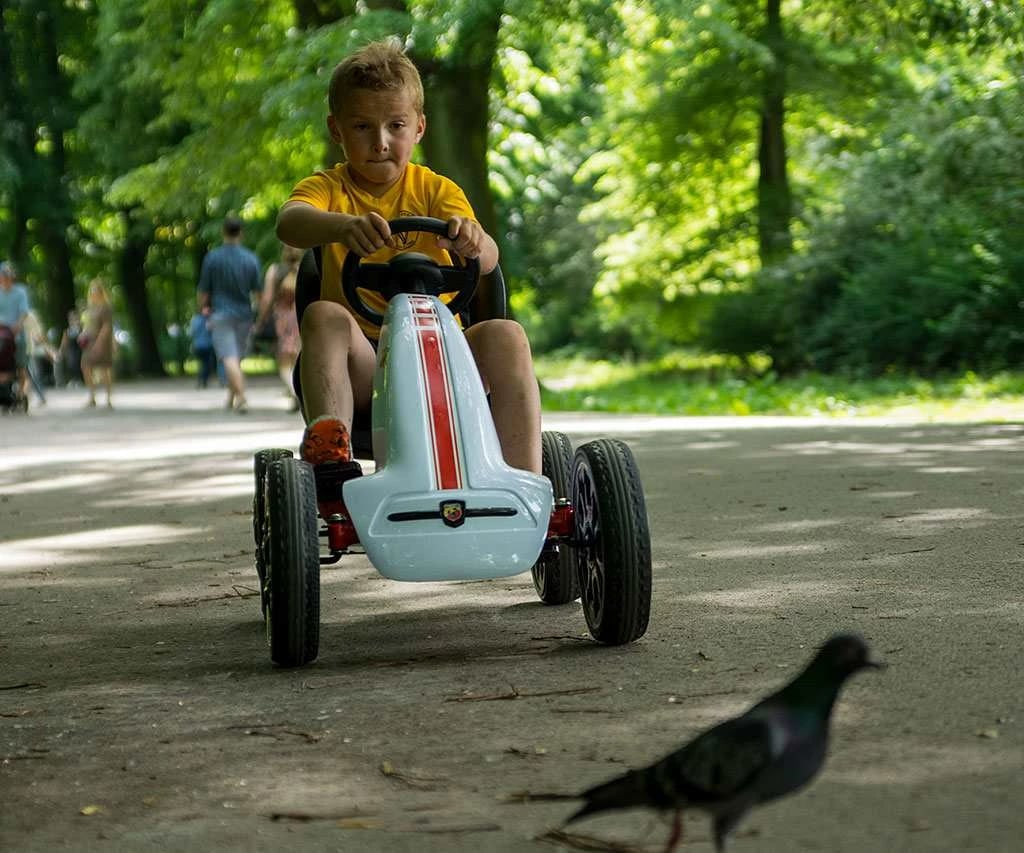 Gokart me pedale, Milly Mally Abarth, fëmijë 3-9 vjeç, transmetim përpara/prapa, frenë dore, goma EVA, i bardhë