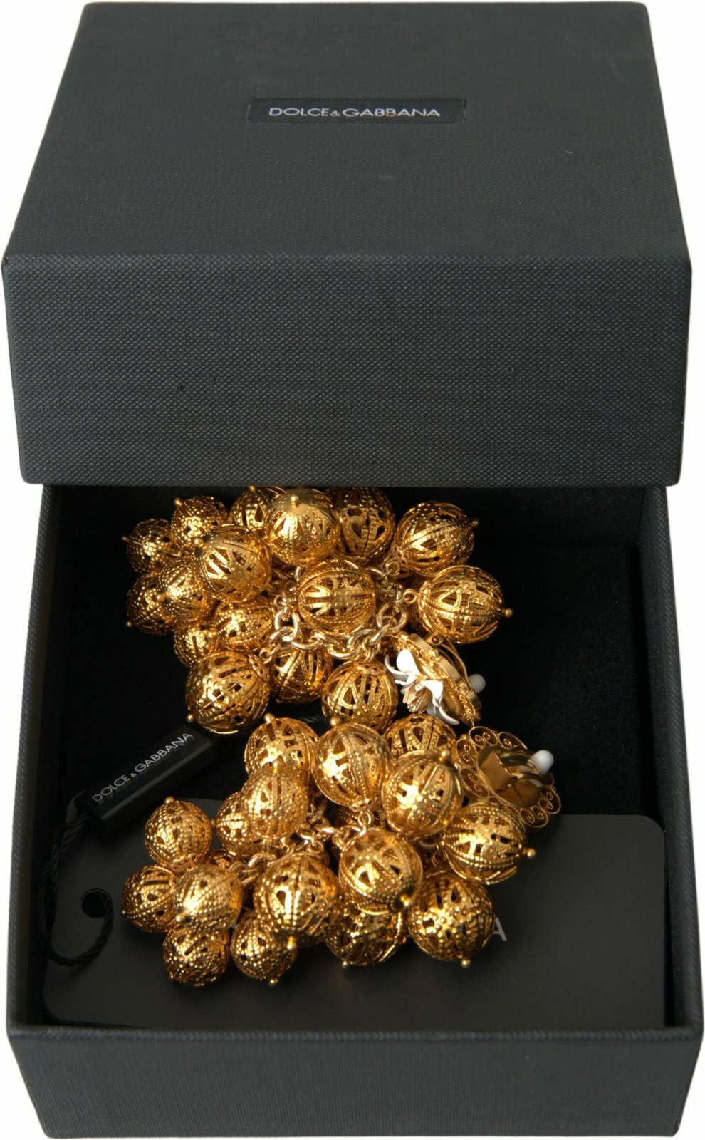 Vathë Dolce & Gabbana, me lule të bardha