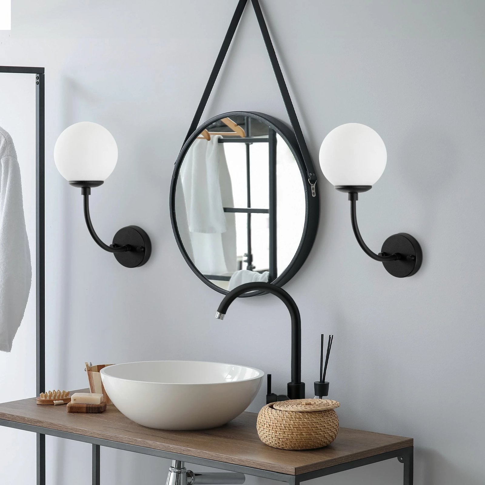 Llambë muri Opviq, Sferıs - 15031, metal e xham, ngjyrë e zezë