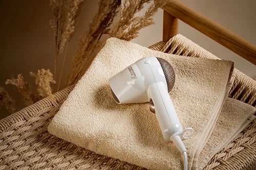 Tharëse flokësh, Adler Camry CR 2257, 1400W, 2 nivele temperature, 2 nivele shpejtësie, me koncentrator, e bardhë me elemente ari