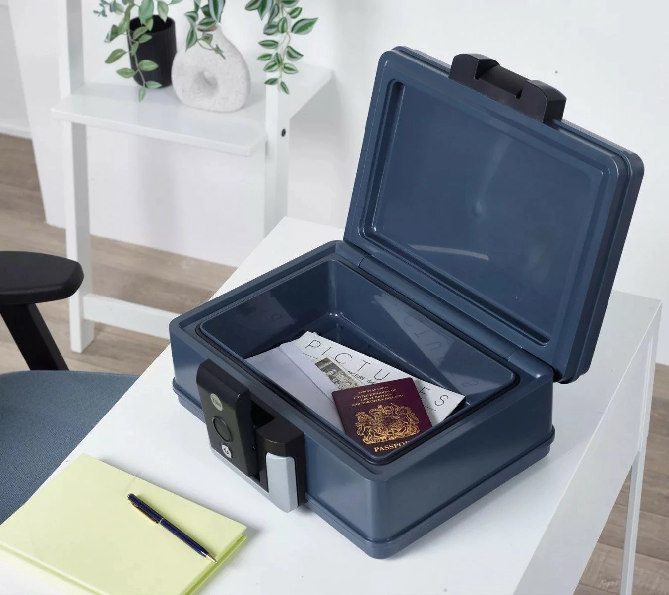 Kasafortë e vogël YALE HOME YFWC/154/KB1, rezistente ndaj zjarrit dhe ujit, 5L, e zezë/grafit/argjend Kasafortë e vogël YALE HOME YFWC/154/KB1, rezistente ndaj zjarrit dhe ujit, 5L, e zezë/grafit/argjend