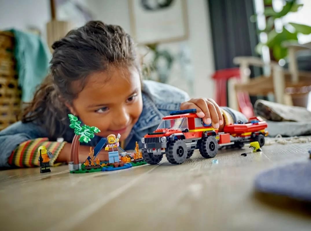 Set lodrash LEGO City 60412, kamion zjarri off-road me varkë shpëtimi, 301 pjesë