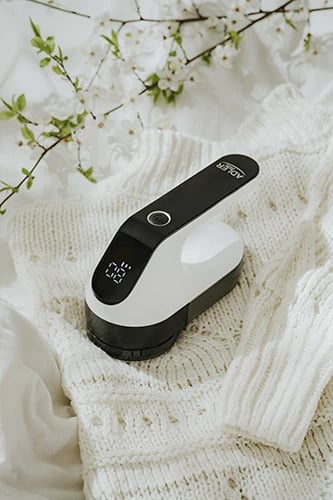 Heqës pushash Adler AD 9618, LCD, 3 shpejtësi, bateri 2000mAh, kokë 6.5 cm, USB-C, bardhë-e zezë