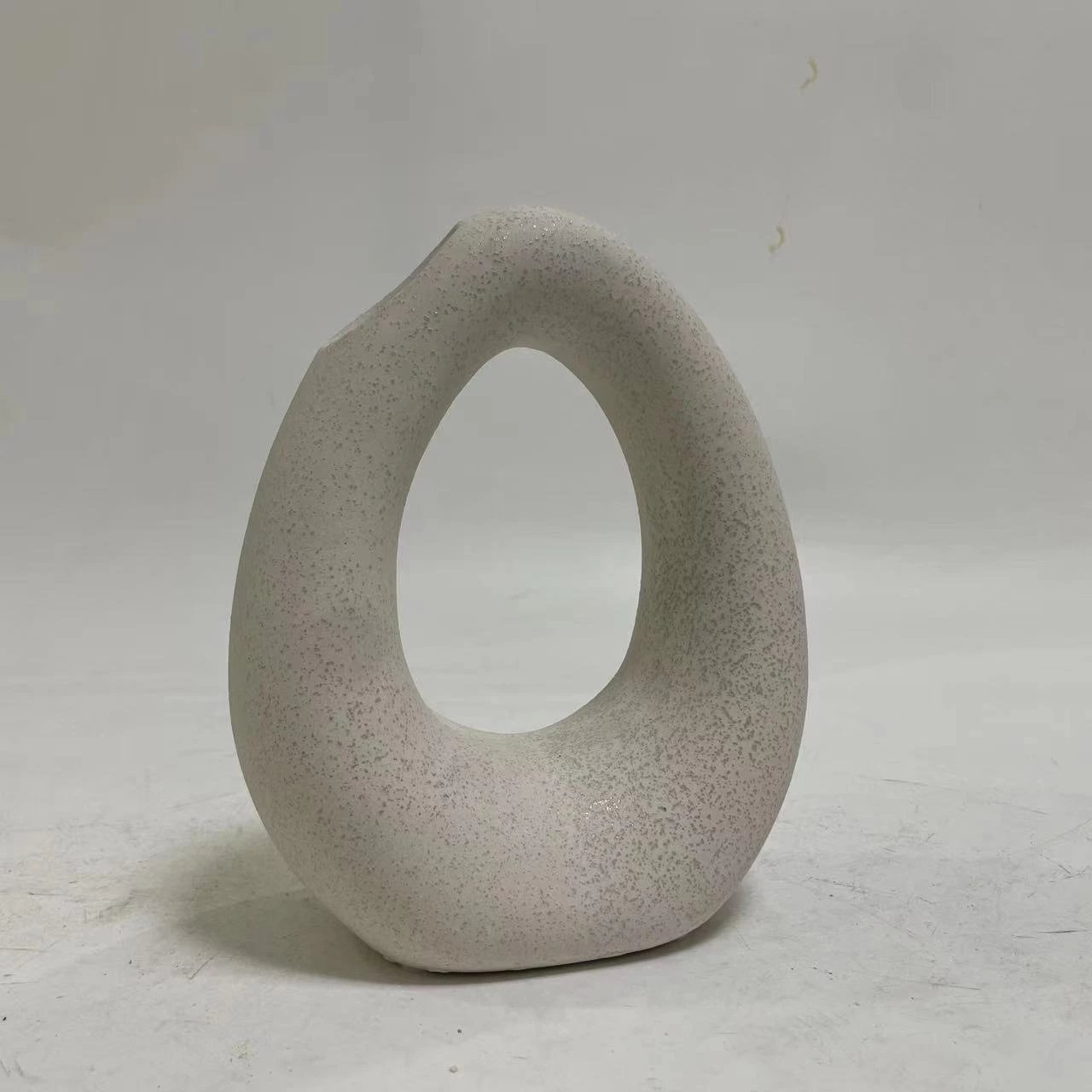 Dekor tavoline qeramike eliptike FH4644.01, ngjyrë e bardhë e zbehtë me kristalizim, 16.5x9x20.3H cm Dekor tavoline qeramike eliptike FH4644.01, ngjyrë e bardhë e zbehtë me kristalizim, 16.5x9x20.3H cm