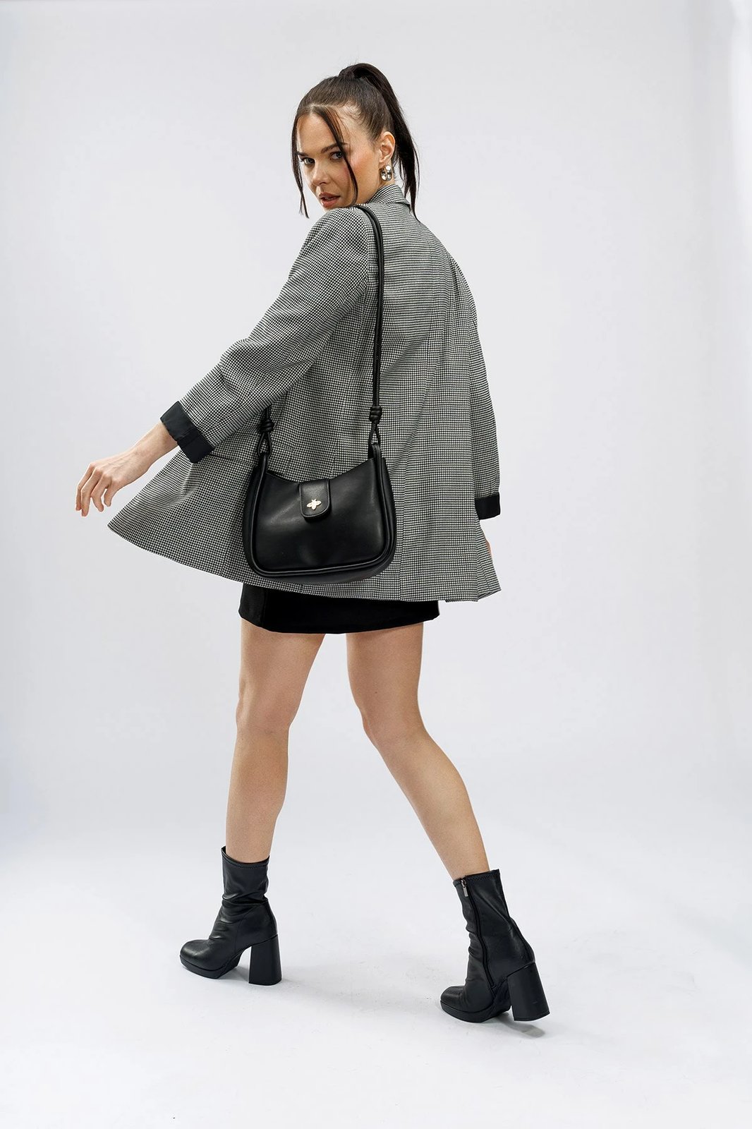 Çantë crossbody Lucky Bees, e zezë, 1261