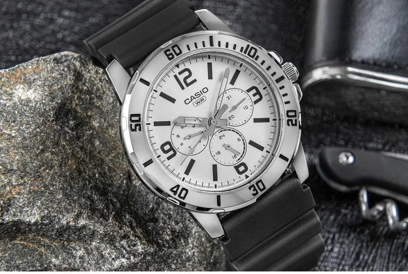 Orë dore për meshkuj CASIO, e zezë