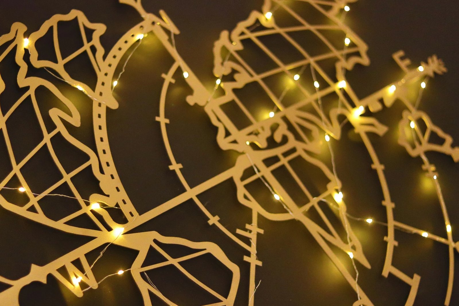 Aksesor dekorativ metalik për mur, hartë bote me busull, LED, ngjyrë ari