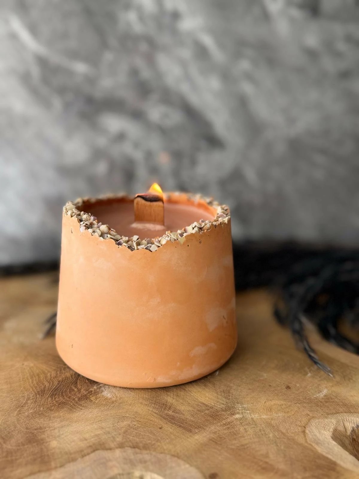 Qiri dekorativ prej betoni, aromë soje, portokalli, Evila Originals, 7x10x7cm