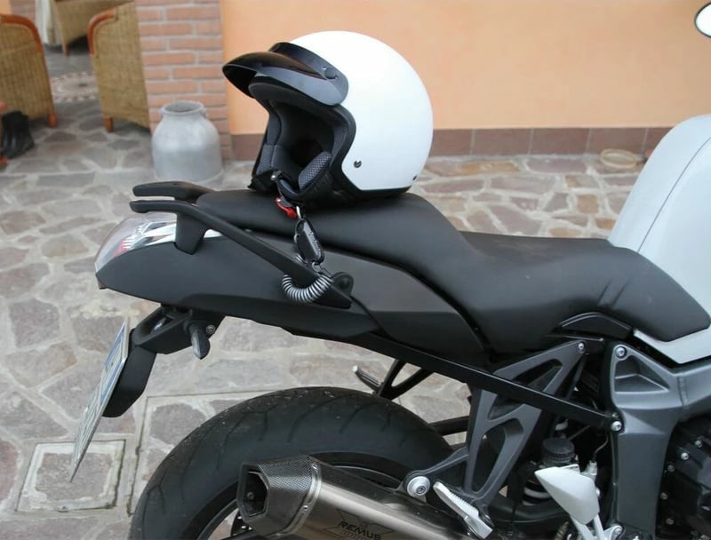 Bllokuese Helmete Motorri