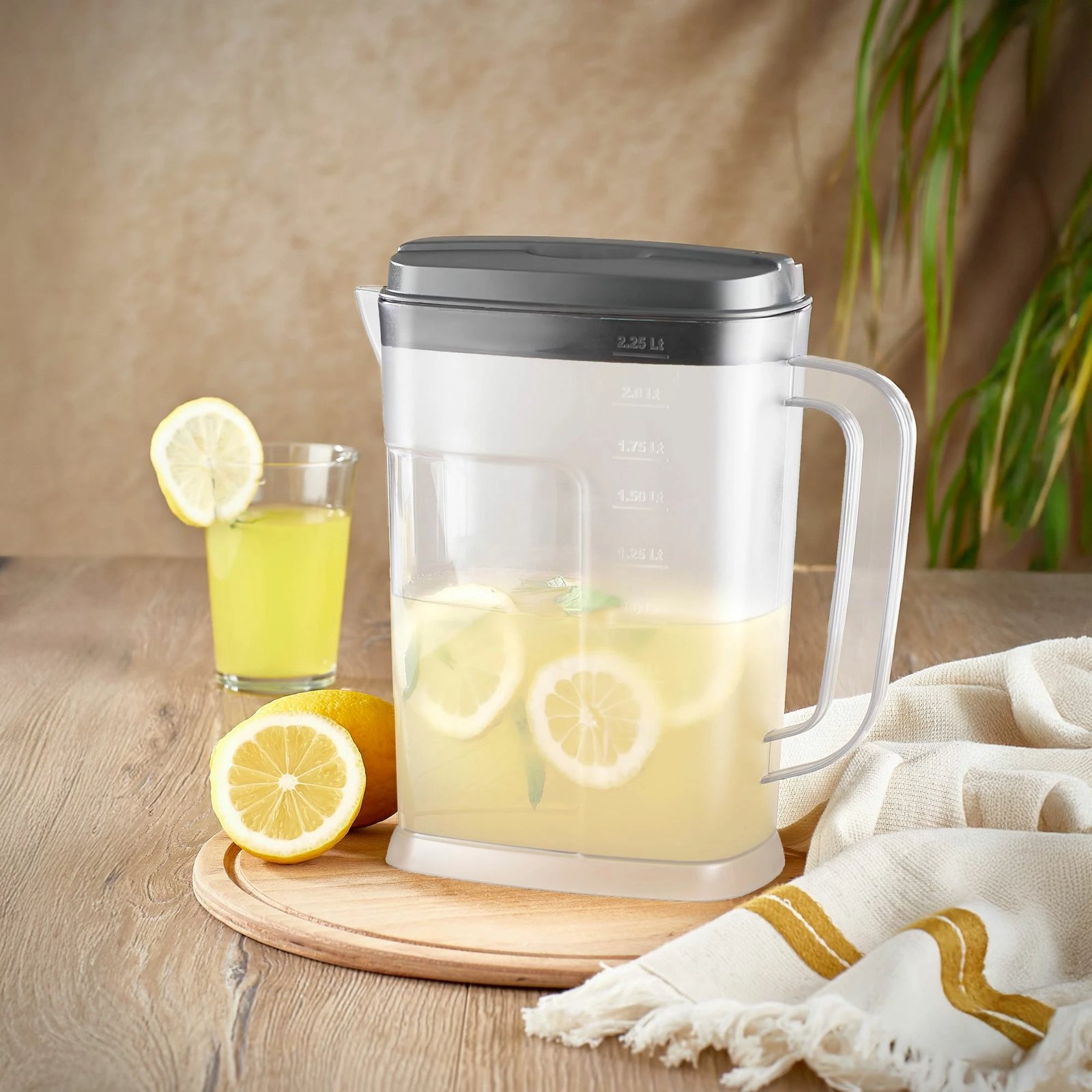 Shishe plastike Hermia Concept, anthracite, 2.25 litra