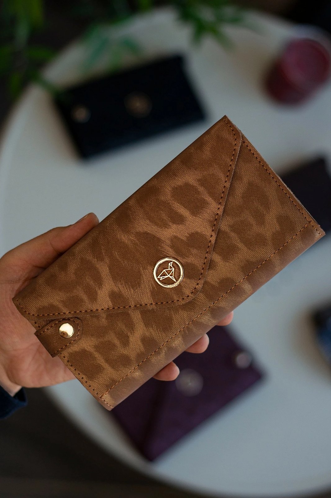 Portofol për gra, stil zarf, ngjyrë ari dhe leopard, Zoozie Bags