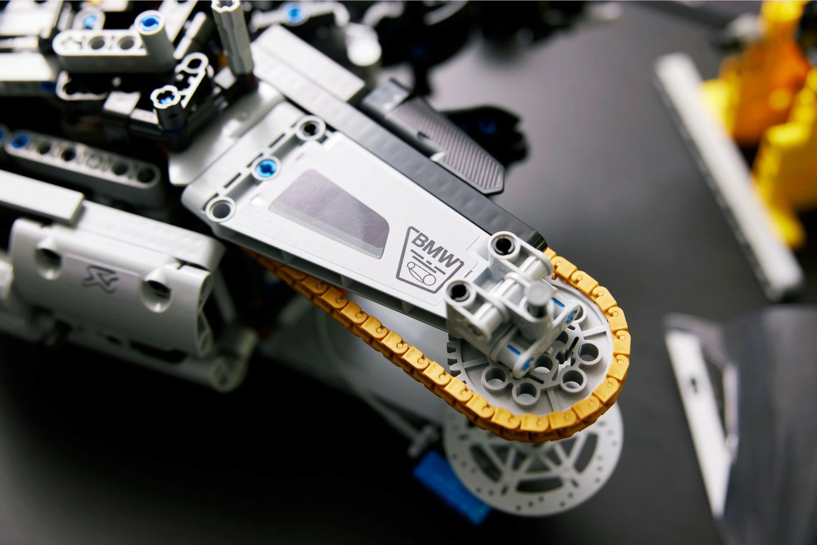 Set ndërtimi LEGO Technic BMW M 1000 RR, 1921 pjesë, shumëngjyrësh Set ndërtimi LEGO Technic BMW M 1000 RR, 1921 pjesë, shumëngjyrësh