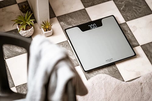 Peshore banjoje, Adler AD 8174, kapacitet 180 kg, ekran LED, xham i temperuar 6 mm, 30x30 cm, argjendtë