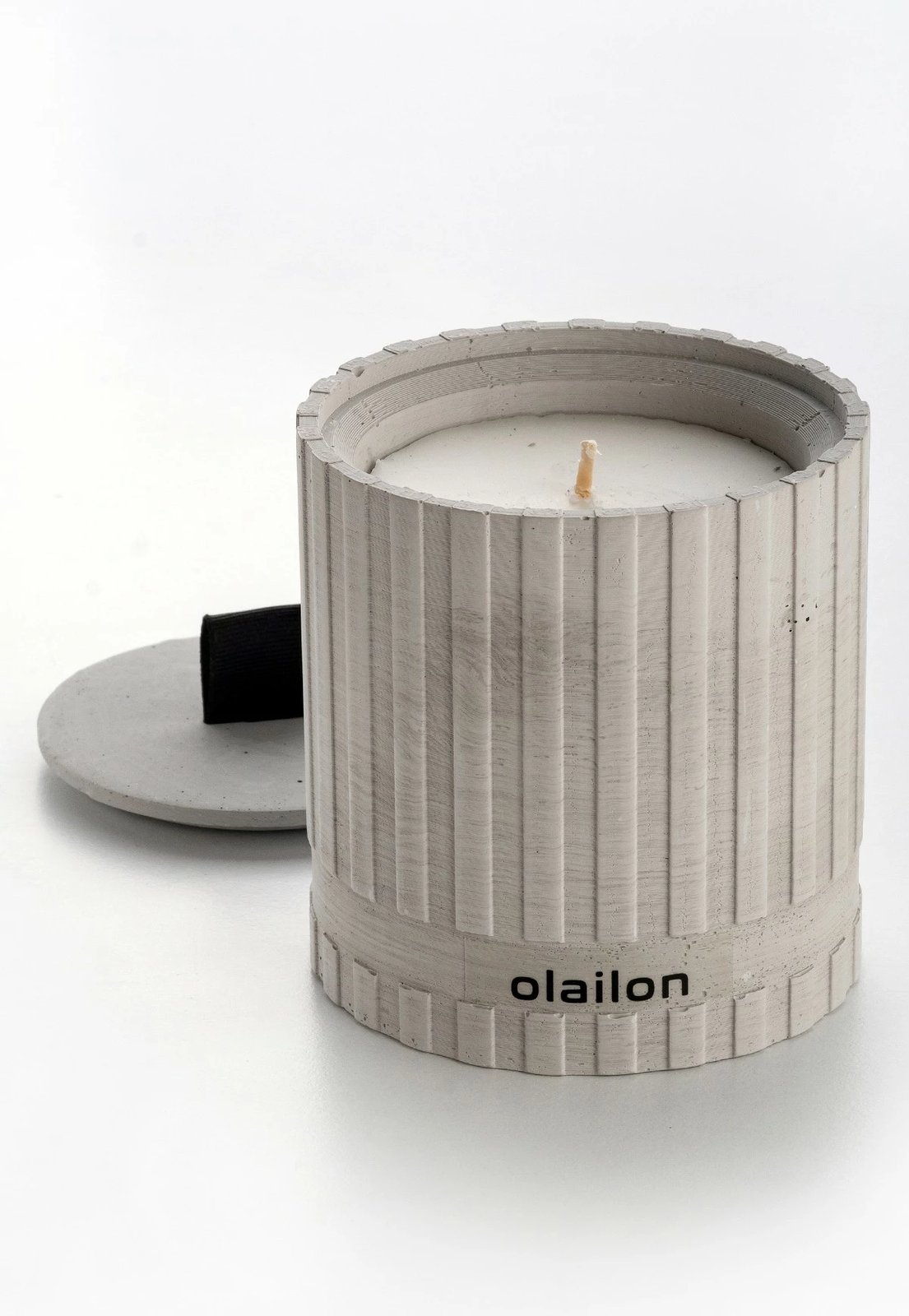 Qiri dekorativ prej betoni, ngjyrë gri, detaj me shirit, aromë amber, 8x8.5cm