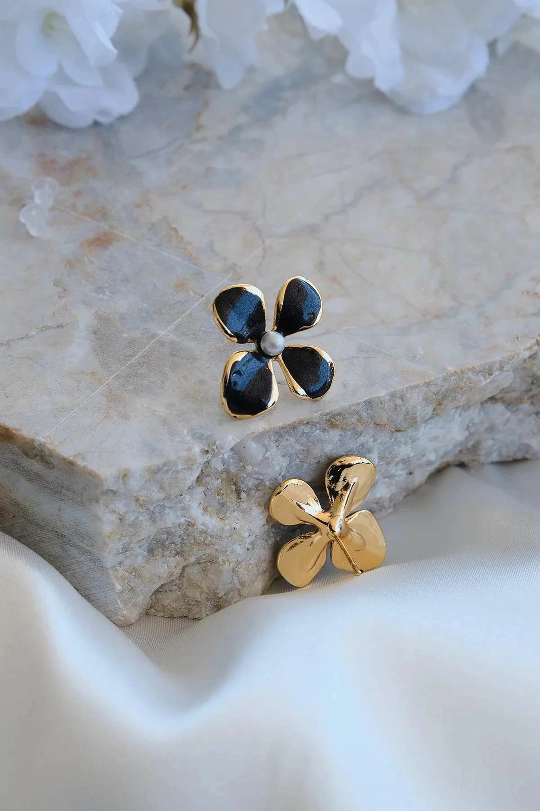 Vath floriri Jumeon, gur zirkon, një madhësi