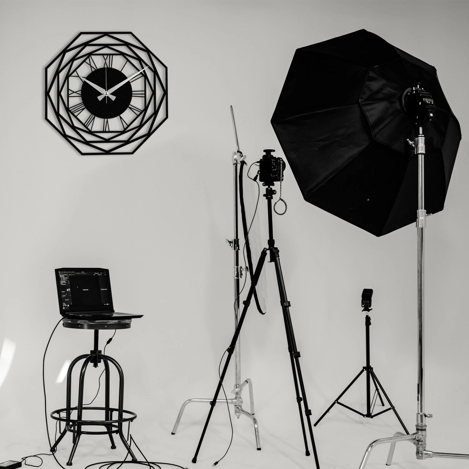 Orë muri dekorative prej metali, Wallity Enzoclock - S012, e zezë, 48x48cm