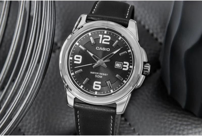 Orë dore për meshkuj CASIO, e zezë