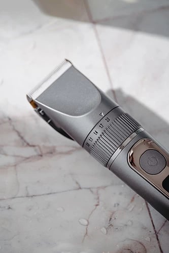 Prerëse flokësh, Mesko, MS 2843, LCD, IPX6, bateri 2000 mAh deri 180 min, karikim USB, teh titan me teh keramik, me krehra 3–12 mm, argjendtë