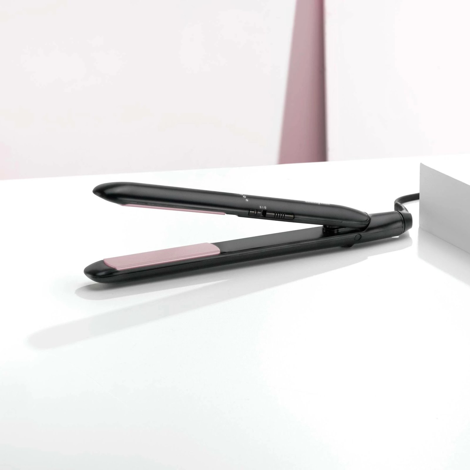 Drejtues flokësh, BaByliss ST241E, 25mm, 200-230°C, veshje qeramike, ekran LED, fikje automatike, çantë termoizoluese, e zezë