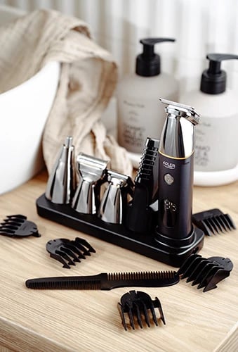 Set kujdesi për meshkuj 5‑në‑1, Adler AD 2946, me 6 shtojca, krehera 3/6/9/12 mm, 60 min punim, ekran LCD, stacion karikimi