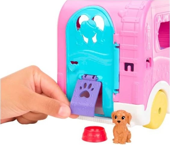 Set lodrash Barbie Chelsea Camper Mattel HNH90 me kukull, qenush, lepurush dhe aksesorë, rozë