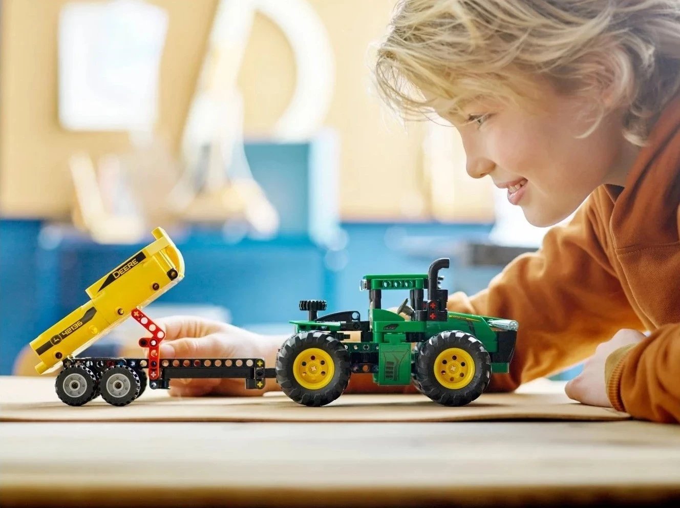 Lodër Lego Technic Traktor 42136