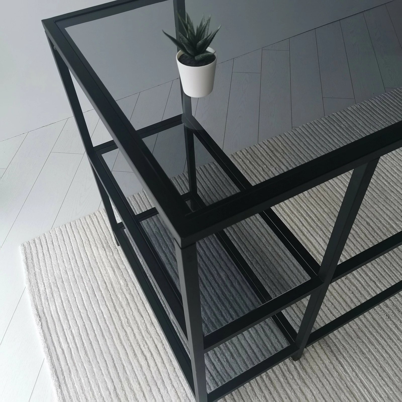Tavolinë pune moderne Hanah Home, Master Çalışma Masası, 130x60cm, xham i temperuar, kornizë metalike, ngjyrë e zezë dhe fume