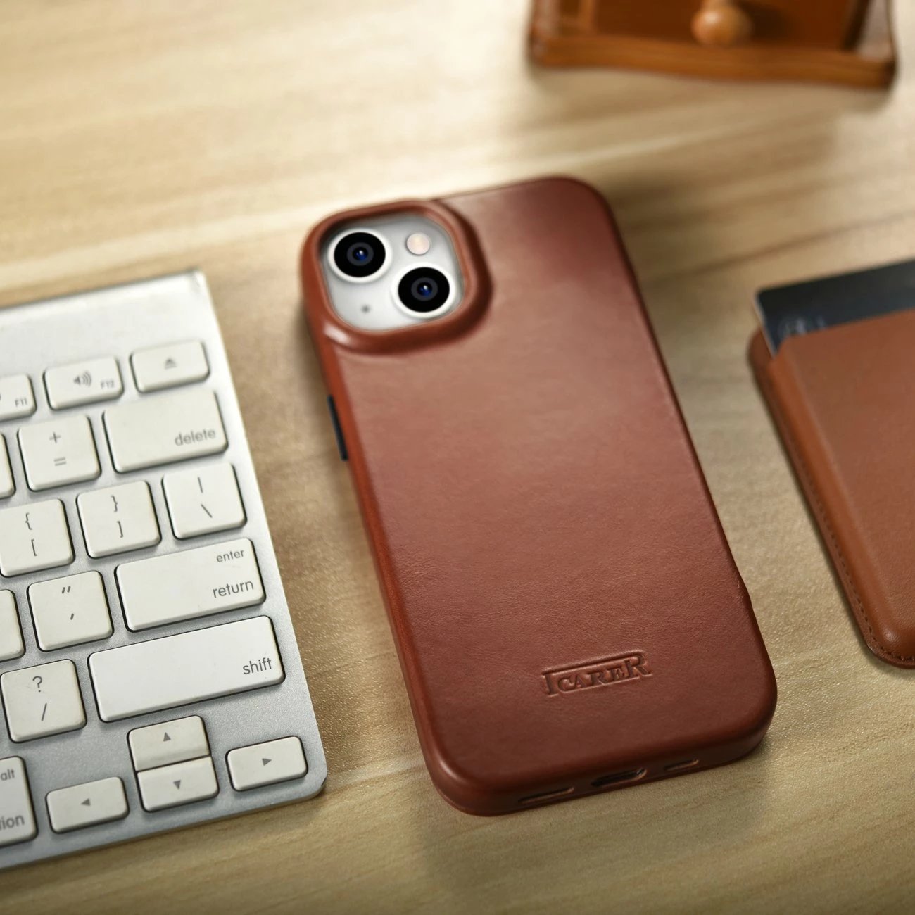 Mbështjellës iCarer Oil Wax Premium Leather Folio për iPhone 14 Plus, MagSafe, kafe