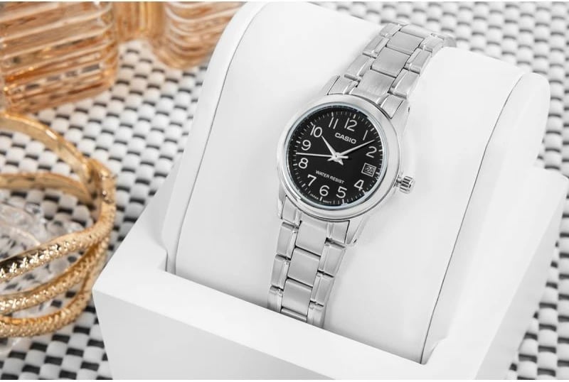 Orë dore për femra CASIO, e zezë