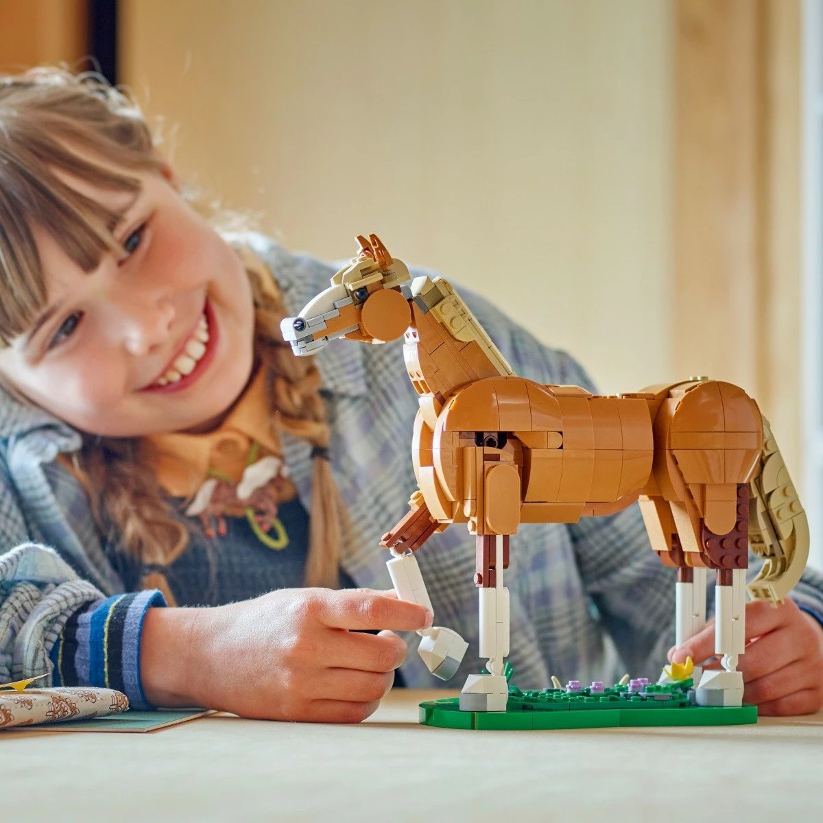 Set LEGO Creator 3-in-1 31166 Beautiful Horse, 685 pjesë