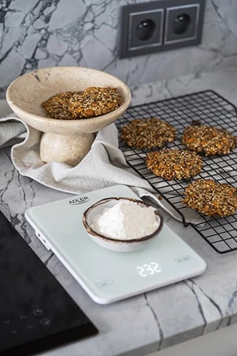 Peshore kuzhine, Adler, AD 3177, kapacitet 10kg, USB Type-C e rikarikueshme, platformë xhami 16x22cm, e bardhë