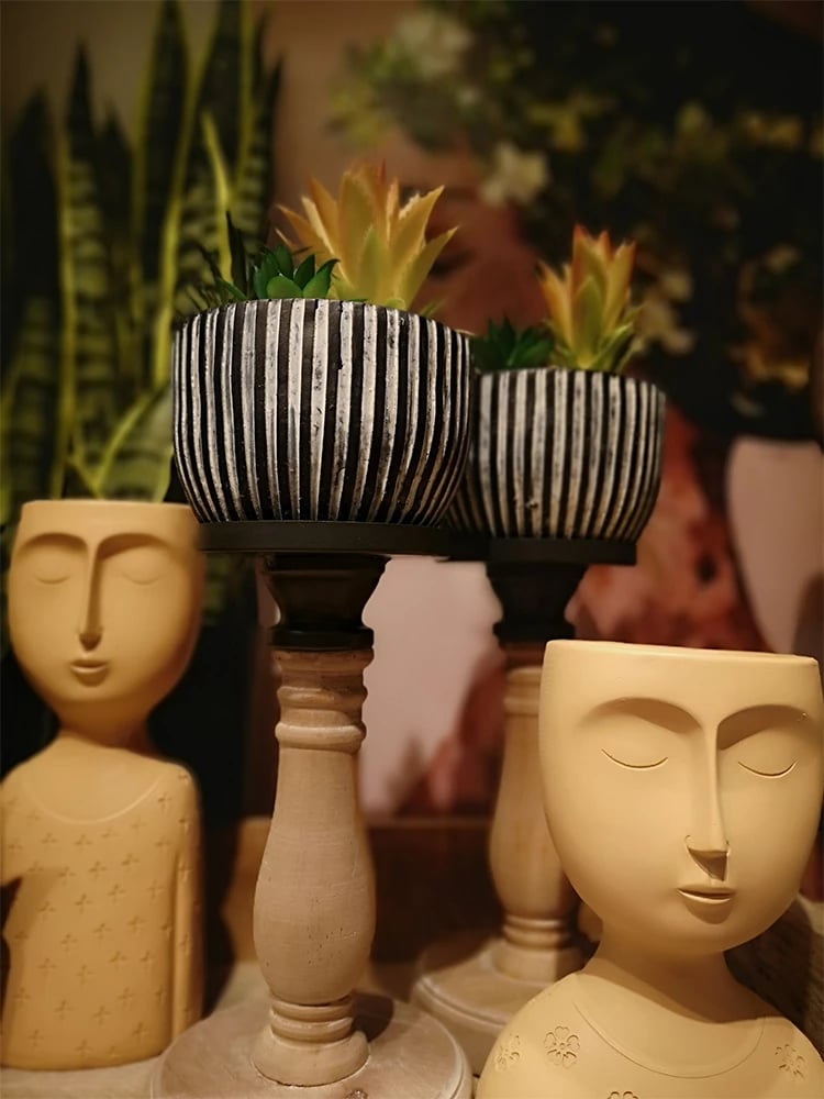 Vazo dekorative Skeptical 2, polirezine, ngjyrë terrakote, 15x10x20cm Vazo dekorative Skeptical 2, polirezine, ngjyrë terrakote, 15x10x20cm