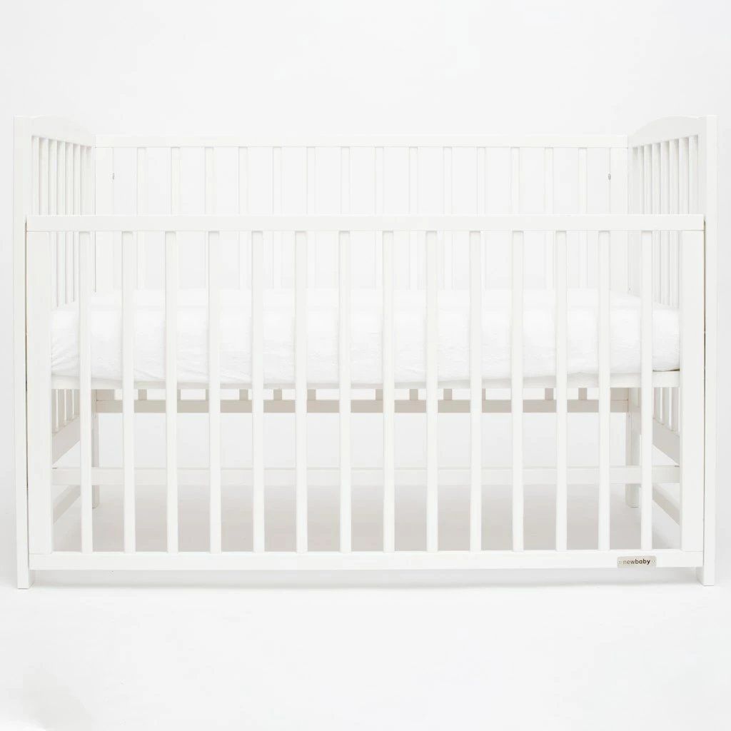 krevat bebe New Baby LILLY 120x60 cm me anësore që ulet me një dorë, 3 nivele të dyshemesë, dru pishe, i bardhë