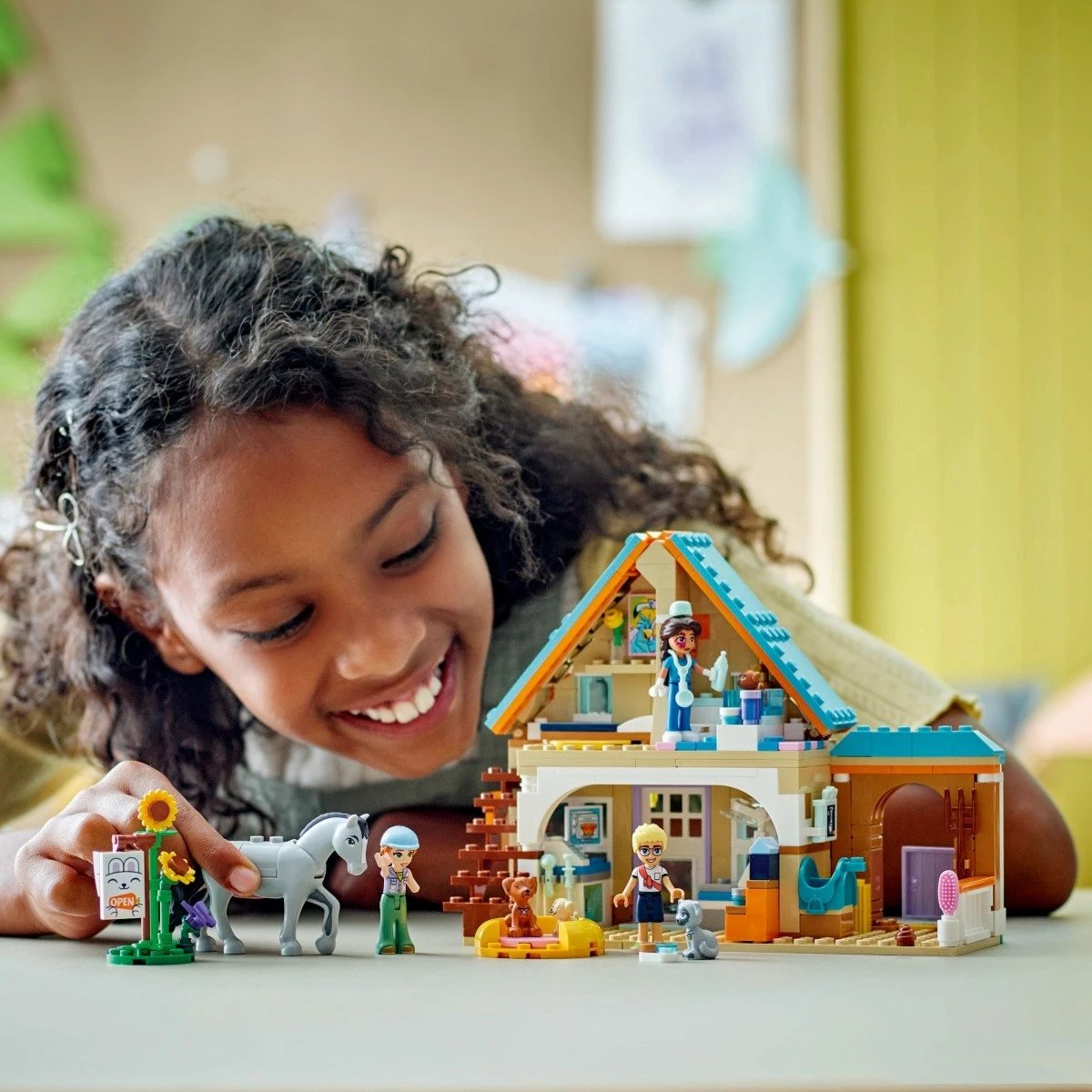 Set LEGO Friends 42651 klinikë për kuaj dhe kafshë, 428 pjesë, shumëngjyrësh