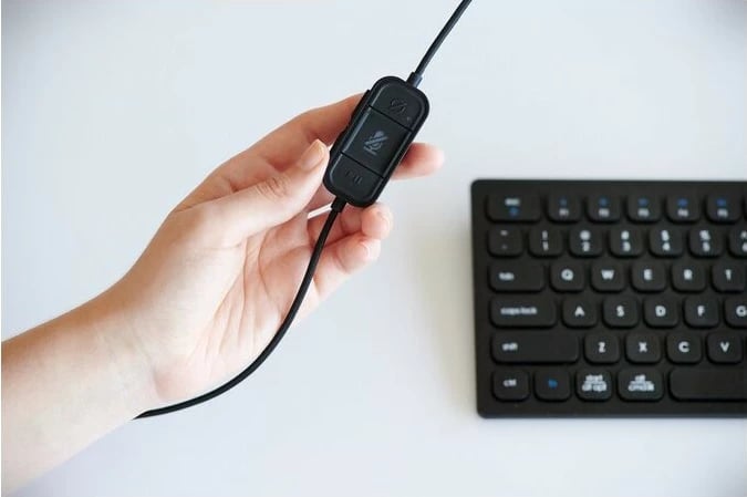 Kufje Kensington H2000 USB-C, me kabllo, për zyrë/qendër thirrjesh, të zeza