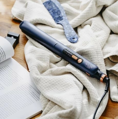 Drejtues flokësh Adler AD 2328, pllaka titan 25x110 mm, 150–230°C, 50 W, ngrohje e shpejtë, ekran LED, kabllo 360°, Gold/Navy blue