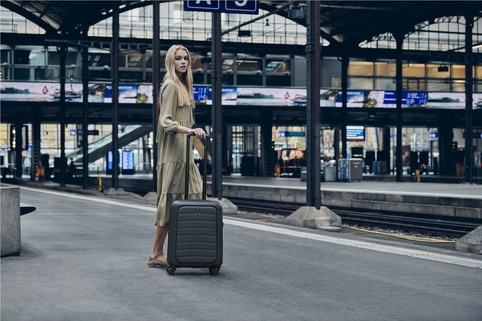 Kasë udhëtimi Wenger Syntry Carry-On me ndarje për laptop, e zezë/gri