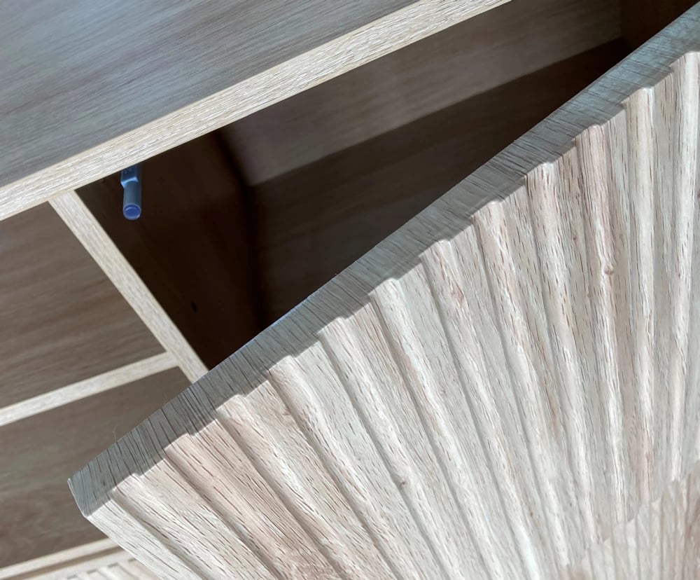 Bufe Rigote me 3 dyer, ngjyrë sonoma e zezë, 140x39x82.8 cm