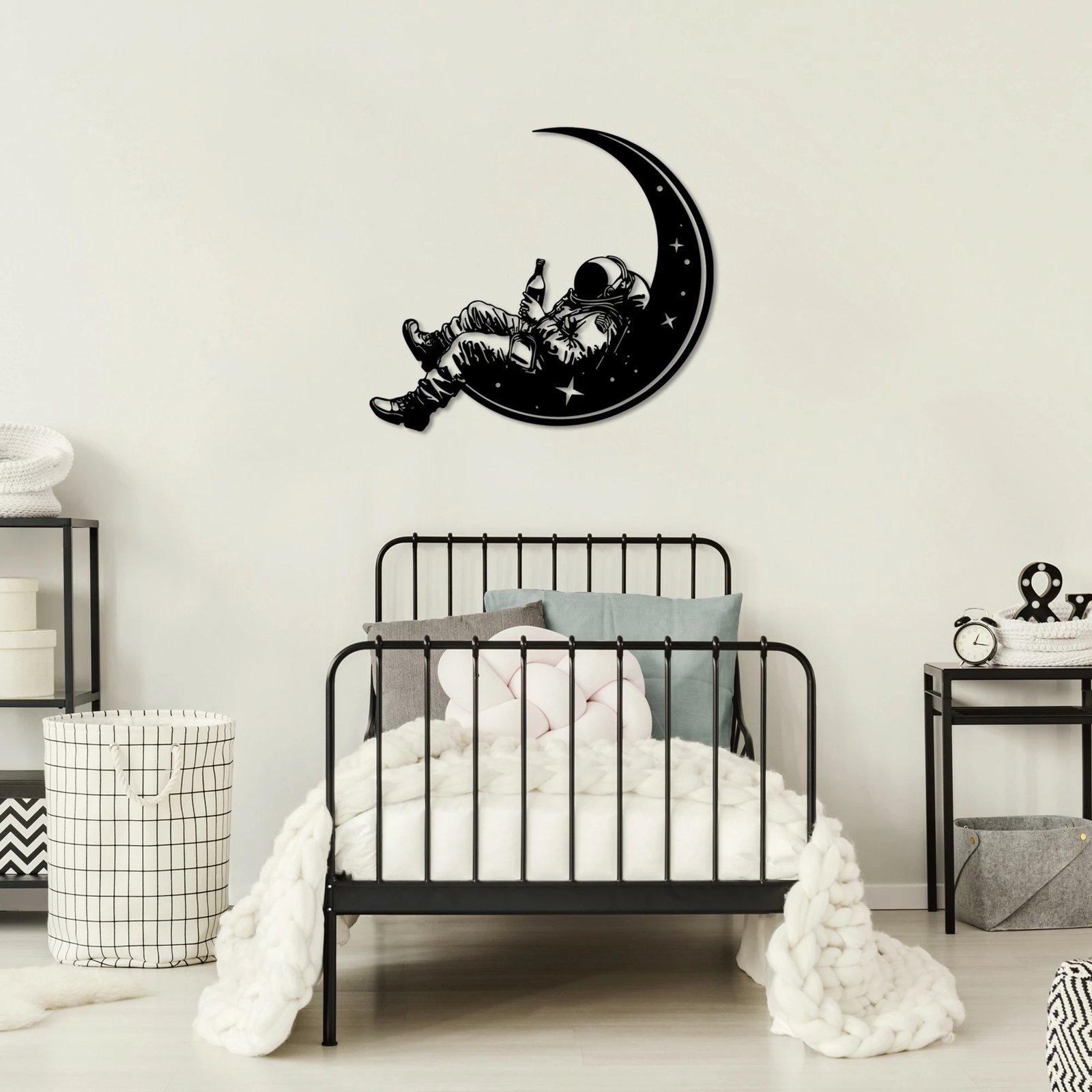 Aksesor dekorativ metalik për mur, astronaut në hënë, Wallity, ngjyrë e zezë, 62x71cm