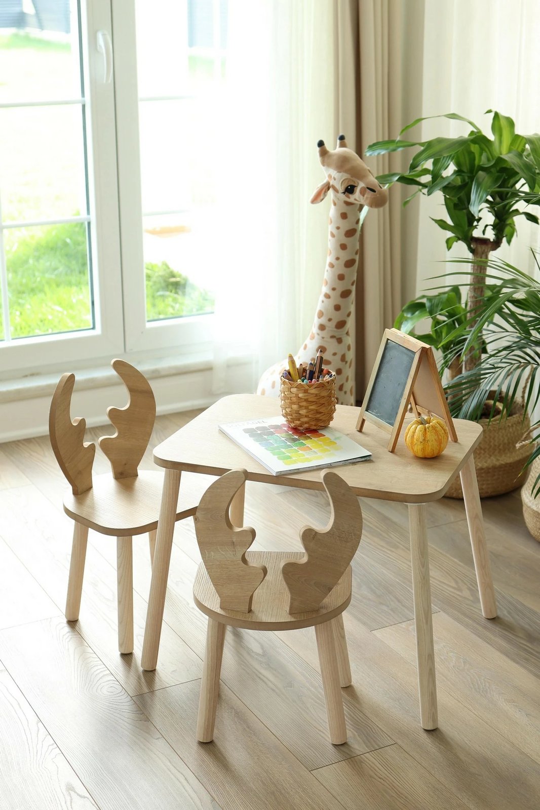 Set tavoline për fëmijë, dy karrige me dizajn dreri, ngjyrë kafe, Hanah Home
