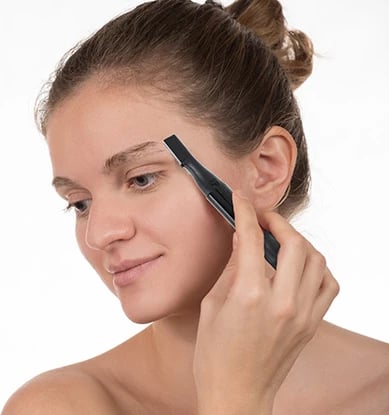 Trimer vetullash, Adler, AD 2934b, teh inoksi, krehër udhëzues 1.5/3.5 mm, trup alumini, 1x AAA, i zi