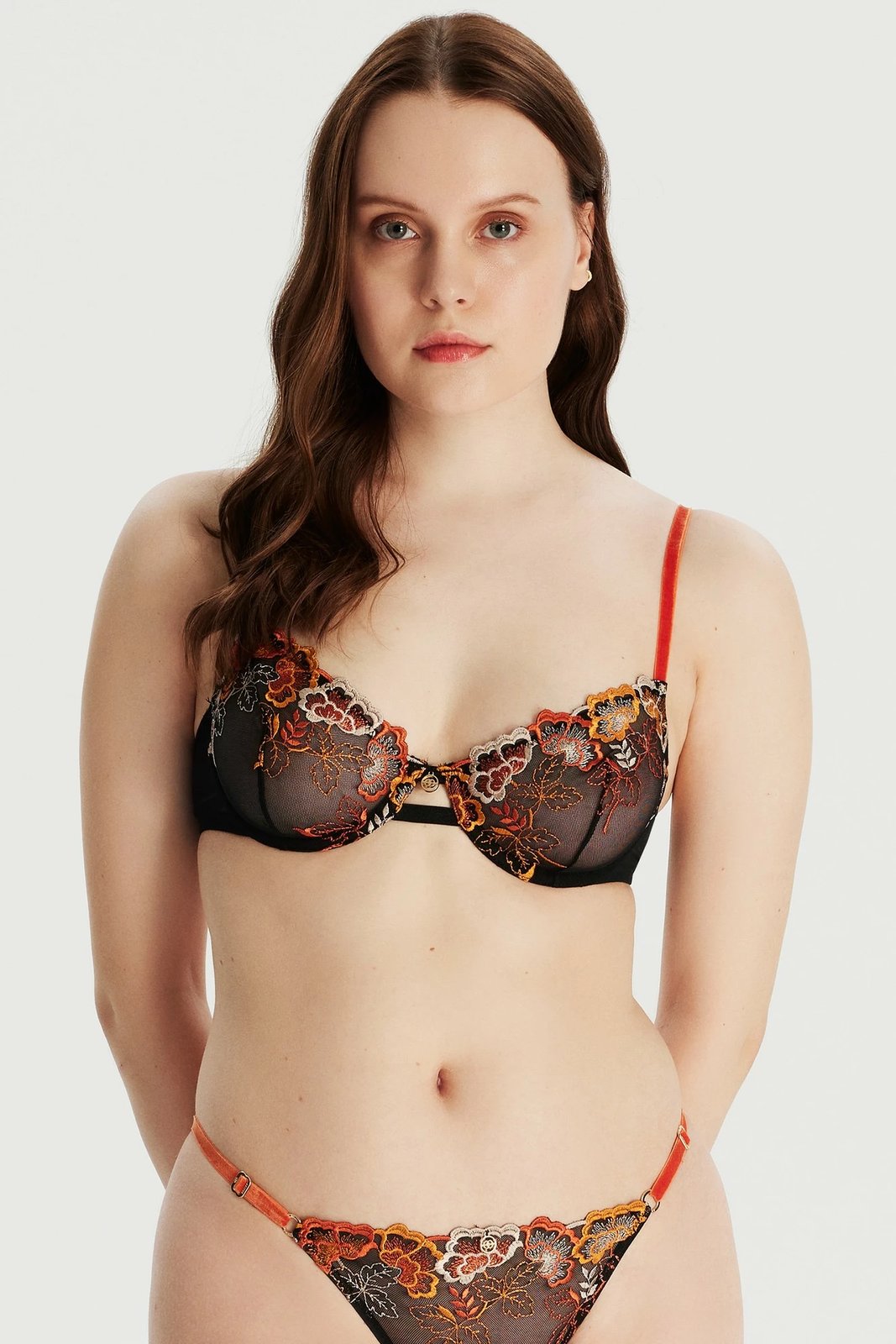 Sutjen Jumeon, i zi me portokalli, i qëndisur me lule