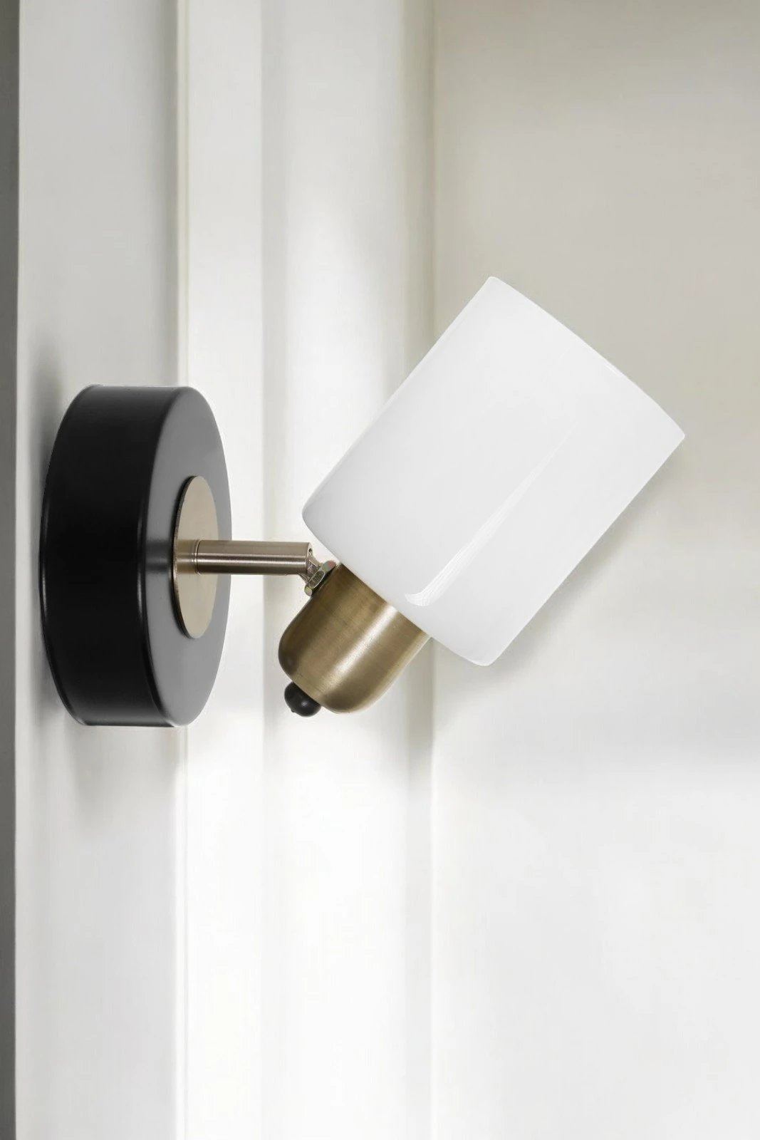 Llambë muri Opviq, Nomi - 8431-1P, ngjyrë e bardhë