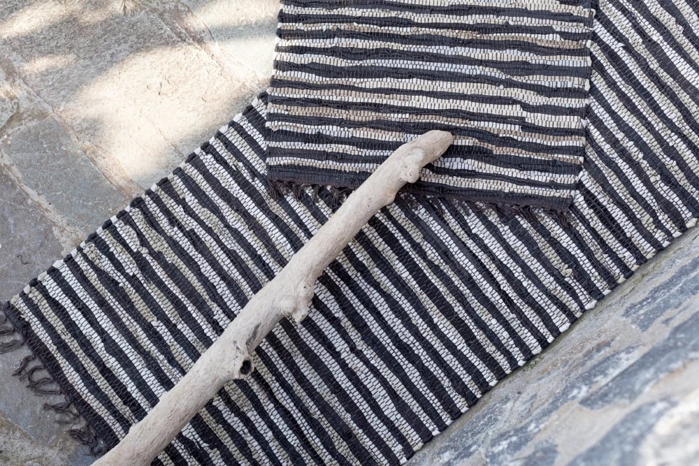 Qilim boho lëkure, ngjyrë e zezë-bezhë, 60x90cm