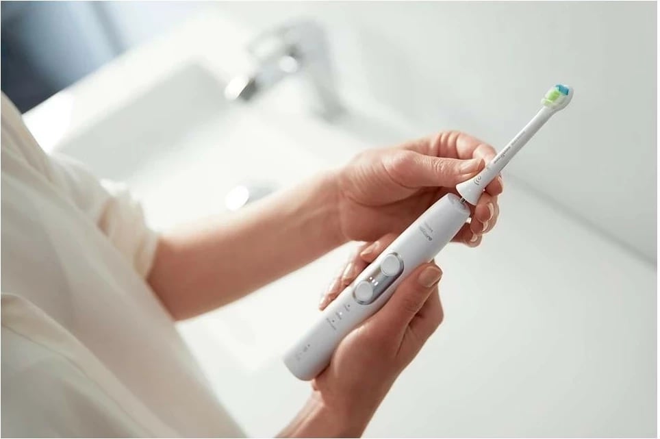Furçë dhëmbësh sonike Philips Sonicare ProtectiveClean 6100 HX6877/28, e bardhë
